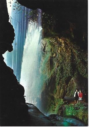 POSTAL L02952: Bajo la cascada de Sant Miquel del Fai