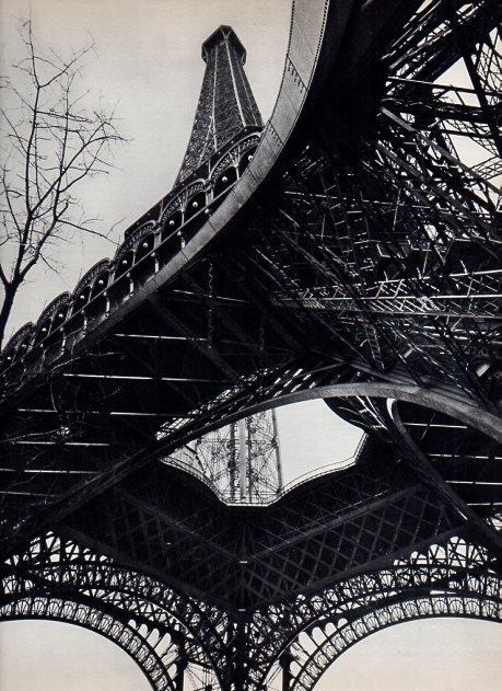 LAMINA V11415: La torre Eiffel vista desde el suelo