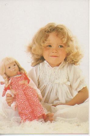 Postal E06896: Niña con muñeca