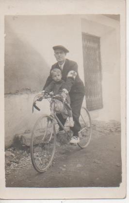 Postal E06687: Postal B/N Ciclista Cruz Roja