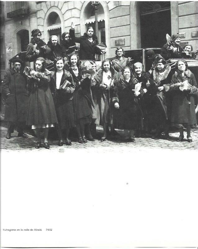 LAMINA 31538: Sufragistas en la calle de Alcala en 1932