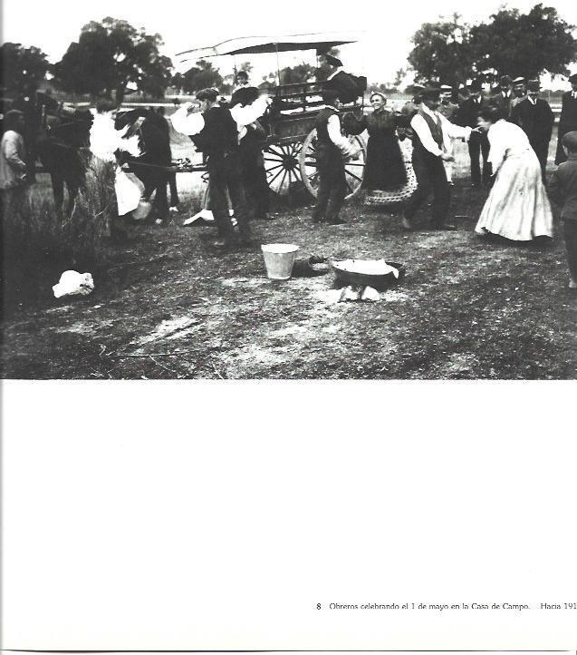 LAMINA 31507: Obreros celebrando el 1 de mayo en la Casa de Campo de Madrid