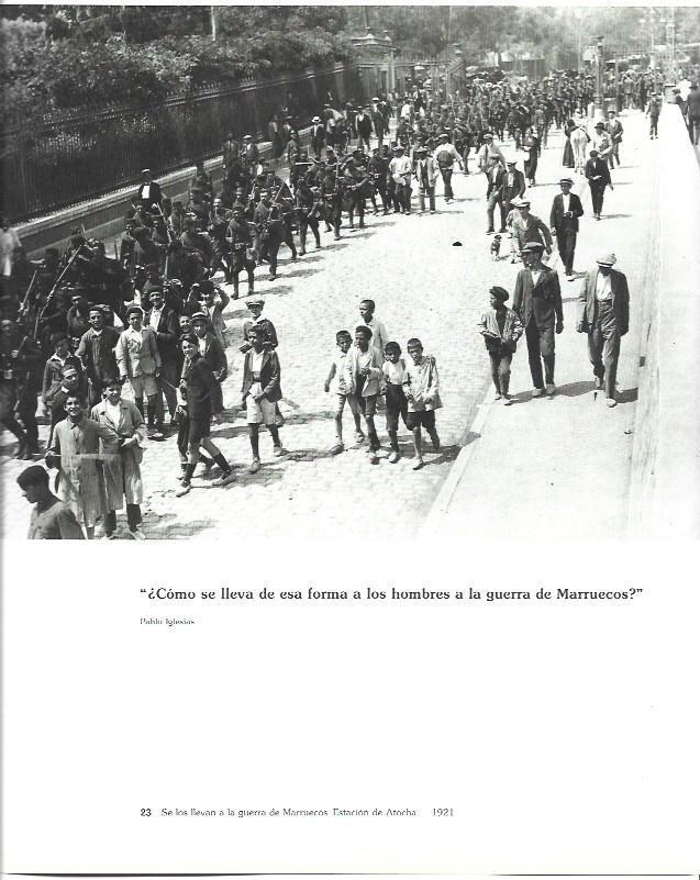 LAMINA 31515: Estacion de Atocha, hombres yendose a la guerra de Marruecos en 1921