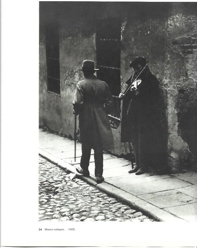 LAMINA 31520: Musico callejero en Madrid en 1925