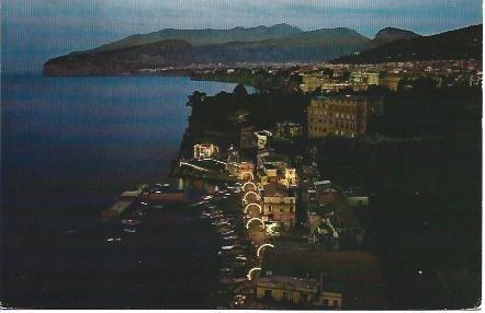 POSTAL L03758: Vista nocturna de Sorrento, Italia