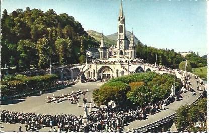 POSTAL L03854: Devotos en la plaza de Lourdes