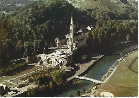 POSTAL L03853: Vista panoramica de la Basilica de Lourdes
