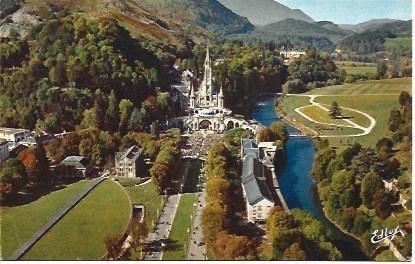 POSTAL L03843: Vista aerea de la Basilica de Lourdes