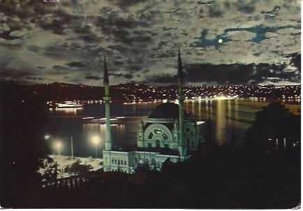 POSTAL L03654: Vista nocturna de la Mezquita de Dolmabace en Estambul