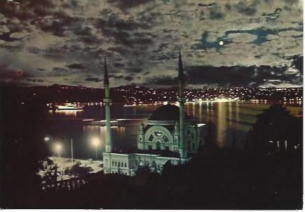 POSTAL L03642: Vista nocturna de la Mezquita de Dolmabace en Estambul
