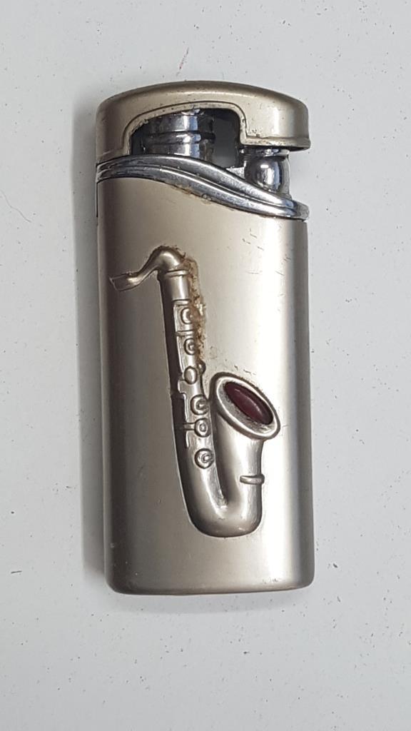 Mechero: tipo zippo con grabado de saxofon