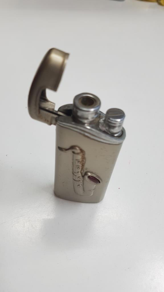 Mechero: tipo zippo con grabado de saxofon