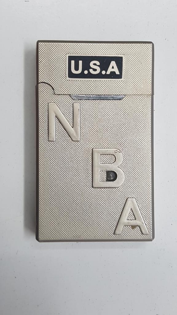 Mechero: tipo zippo con grabada las letras de NBA