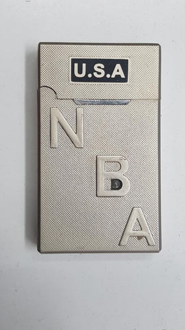 Mechero: tipo zippo con grabada las letras de NBA