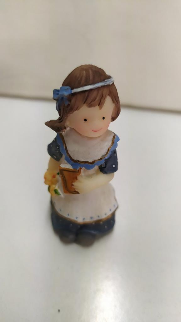 FIGURA: Niña libro