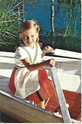 POSTAL L04552: Niña en barca. Finlandia