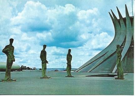 POSTAL L04448: Exterior de la catedral de Brasilia
