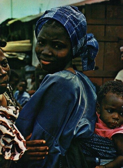 LAMINA V17343: Mujer en calle de Lagos, Nigeria