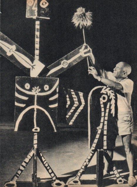LAMINA V17308: Picasso junto a una escultura de madera pintada