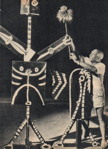 LAMINA V17308: Picasso junto a una escultura de madera pintada