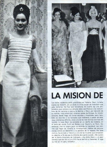 LAMINA V17295: Dewi Sukarno en un desfile de modelos