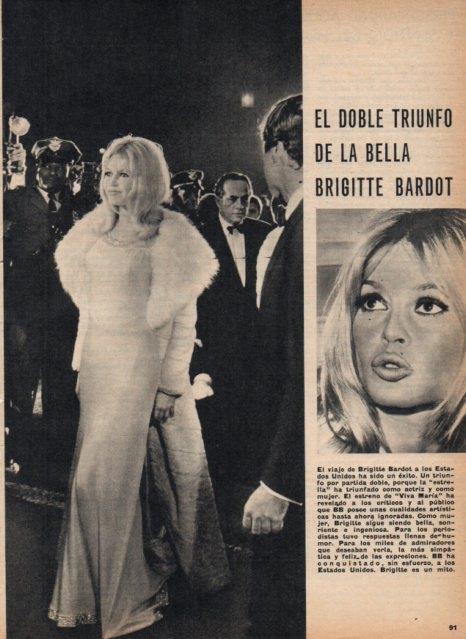 LAMINA V17562: Brigitte Bardot en el estreno de Viva Maria