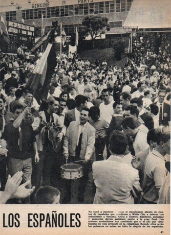LAMINA V17494: Españoles en el White City animando a Manolo Santana