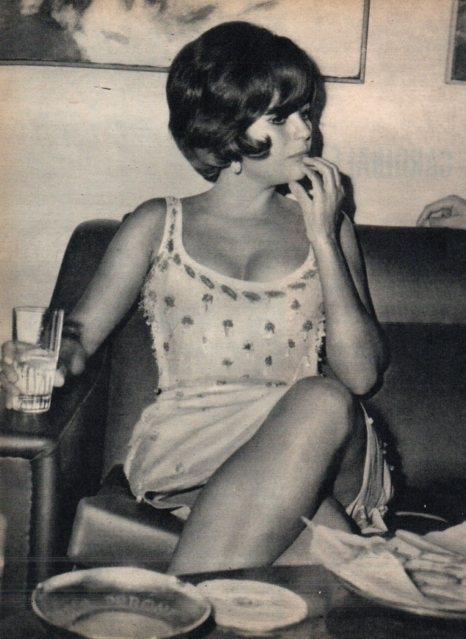 LAMINA V17458: Claudia Cardinale en España