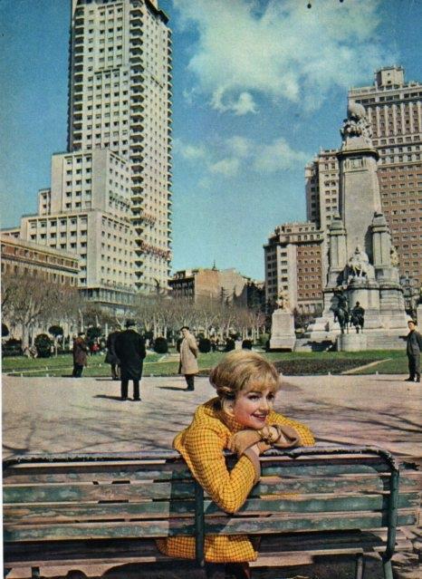 LAMINA V17013: Anne Baxter en Plaza España de Madrid