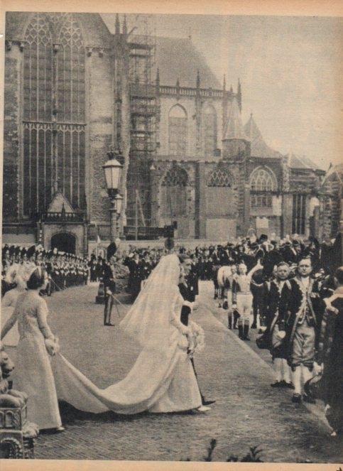 LAMINA V16913: Beatriz y Claus saliendo del Palacio real en su boda 