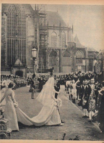 LAMINA V16913: Beatriz y Claus saliendo del Palacio real en su boda 