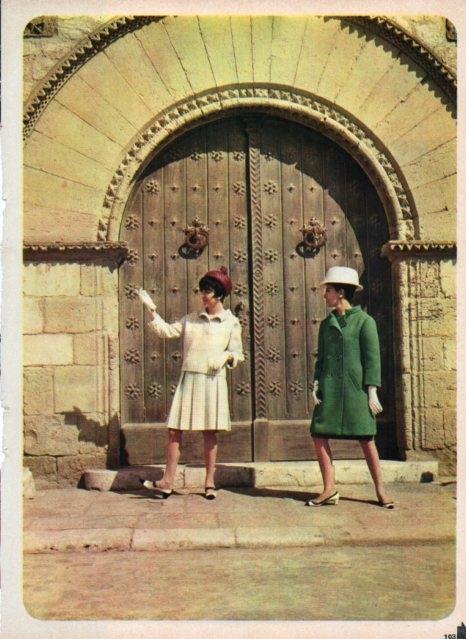 LAMINA V17066: Modelos con vestidos de Pedro Rovira en Sitges