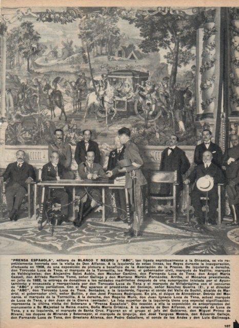 LAMINA V17172: Alfonso XIII presidiendo entrega de donativos a soldados madrileños en 1922