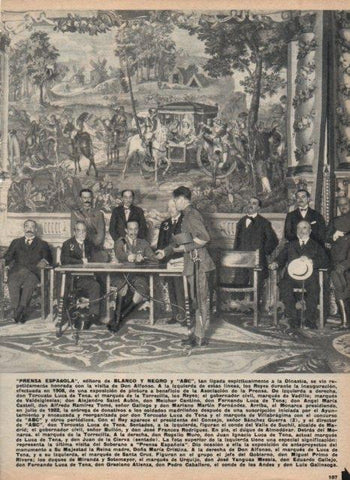 LAMINA V17172: Alfonso XIII presidiendo entrega de donativos a soldados madrileños en 1922
