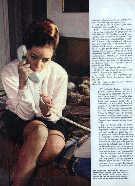 LAMINA V17199: Sonia Bruno al telefono
