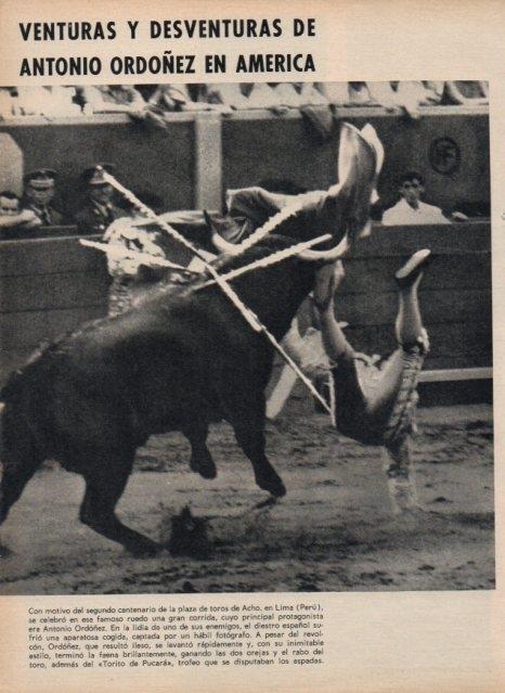 LAMINA V17096: Revolcon de Antonio Ordoñez en plaza de toros de Acho