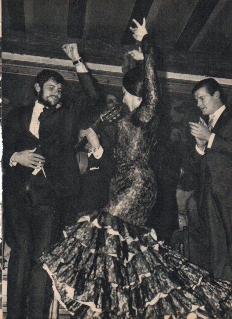 LAMINA V17104: Simon Templar y El Cordobes bailando flamenco