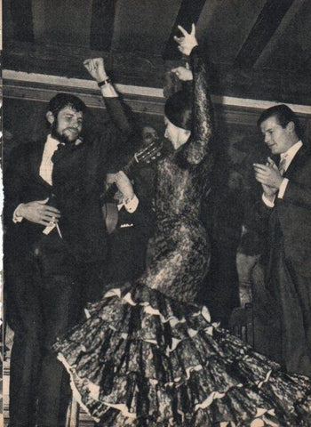 LAMINA V17104: Simon Templar y El Cordobes bailando flamenco