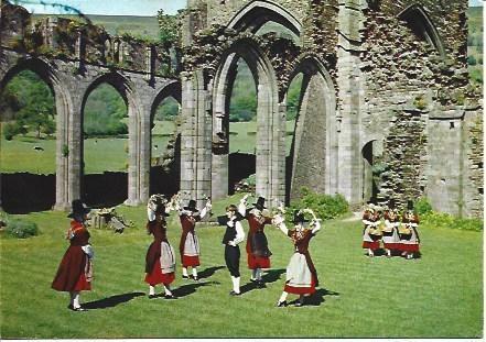 POSTAL L04848: Welsh Folk en Llanthony Priory