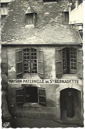 POSTAL L04892: Casa de Santa Bernardette en Lourdes