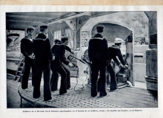 LAMINA V17982: Artilleros de la Division Naval Britanica en el manejo de artilleria