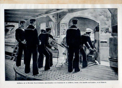 LAMINA V17982: Artilleros de la Division Naval Britanica en el manejo de artilleria