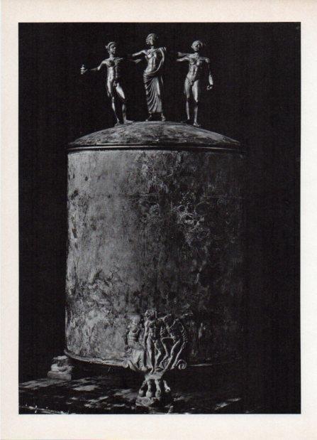 LAMINA V18620: Recipiente cilindrico etrusco de bronce, Museo de Villa Giulia