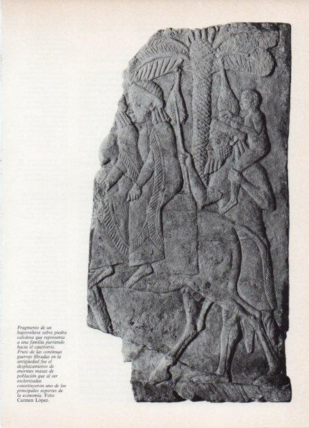 LAMINA V18564: Fragmento bajorrelieve de una familia partiendo hacia el cautiverio