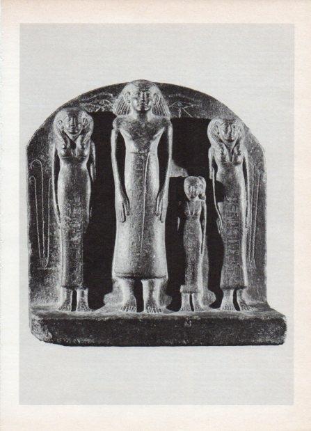 LAMINA V18566: Altorrelieve egipcio de un grupo familiar