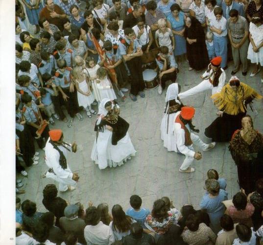 LAMINA V19610: Baile tradicional en las calles de Ibiza