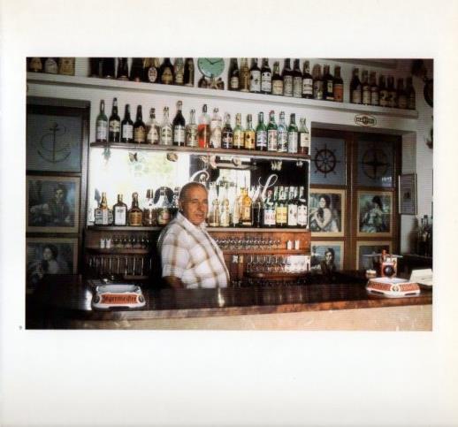 LAMINA V19583: Barra de un bar en Ibiza. Cuando parten los visitantes