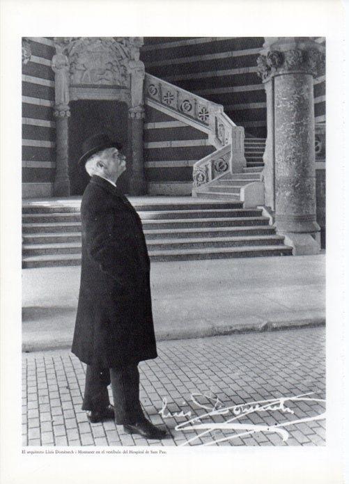 LAMINA V19396: Lluis Domenech i Montaner en el vestibulo del Hospital de Sant Pau