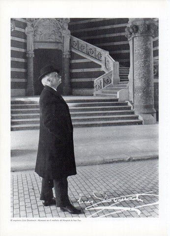 LAMINA V19396: Lluis Domenech i Montaner en el vestibulo del Hospital de Sant Pau