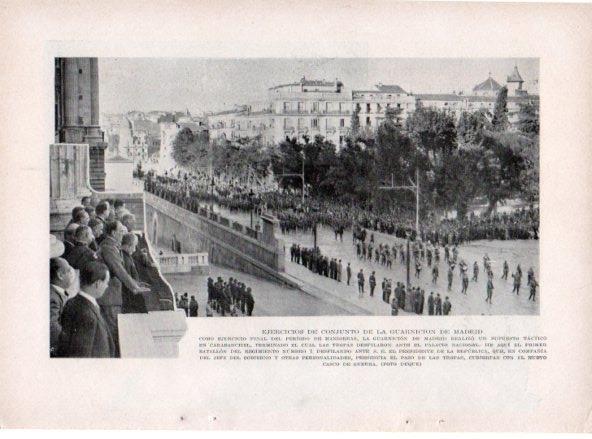 LAMINA V19708: La guarnicion de Madrid desfilando ante el presidente de la Republica